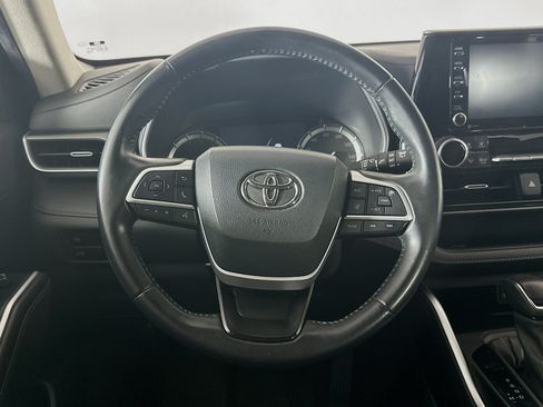 Used 2022 Toyota Highlander XLE FWD image 18