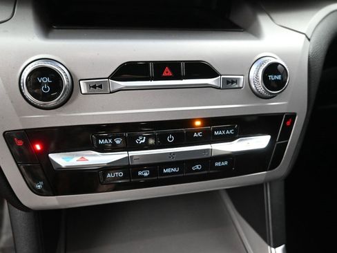 Used 2022 Ford Explorer XLT w/ Equipment Group 202A image 17