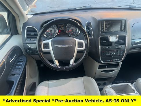 Used 2015 Chrysler Town & Country Touring image 39