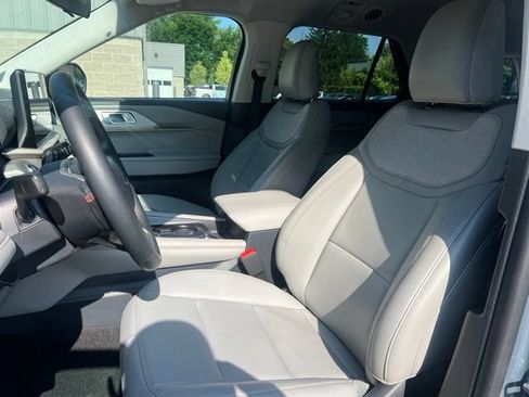 Used 2025 Ford Explorer Active w/ Active Comfort Package AWD/4WD image 23