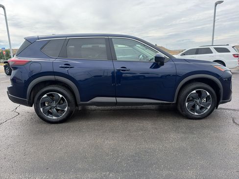 Used 2025 Nissan Rogue SV AWD/4WD image 4