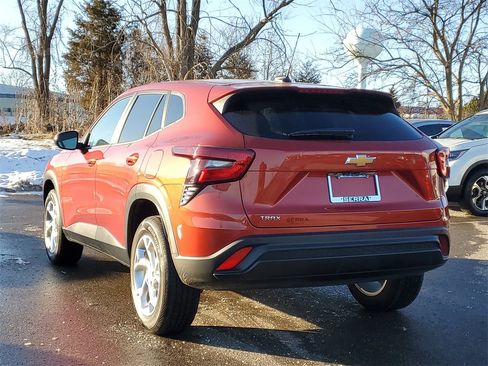 Used 2024 Chevrolet Trax LS w/ LS Convenience Package image 2