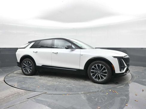 Used 2025 Cadillac Lyriq Sport AWD/4WD image 7