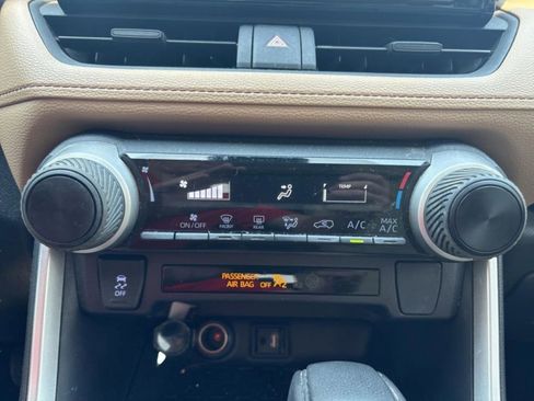 Used 2019 Toyota RAV4 LE FWD image 18