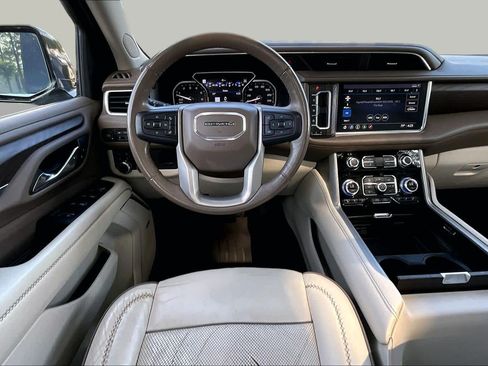 Used 2021 GMC Yukon XL Denali w/ Denali Premium Package AWD/4WD image 6