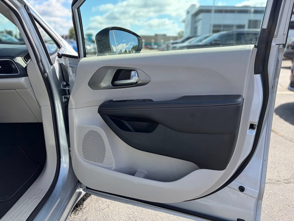Certified 2023 Chrysler Pacifica Touring-L FWD image 17