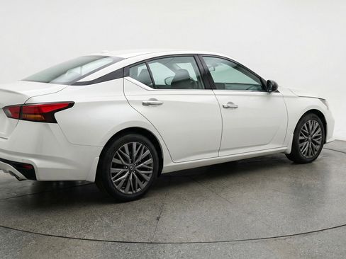 Used 2025 Nissan Altima 2.5 SV image 9