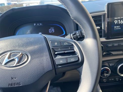 Used 2025 Hyundai Venue Limited image 23