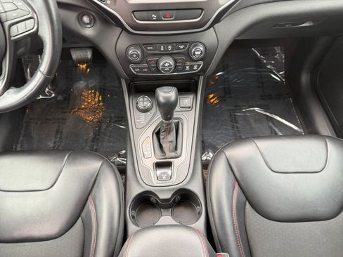 Used 2019 Jeep Cherokee Trailhawk w/ Cold Weather Group AWD/4WD image 11