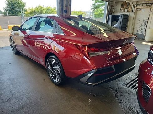 Used 2025 Hyundai Elantra SEL FWD image 9