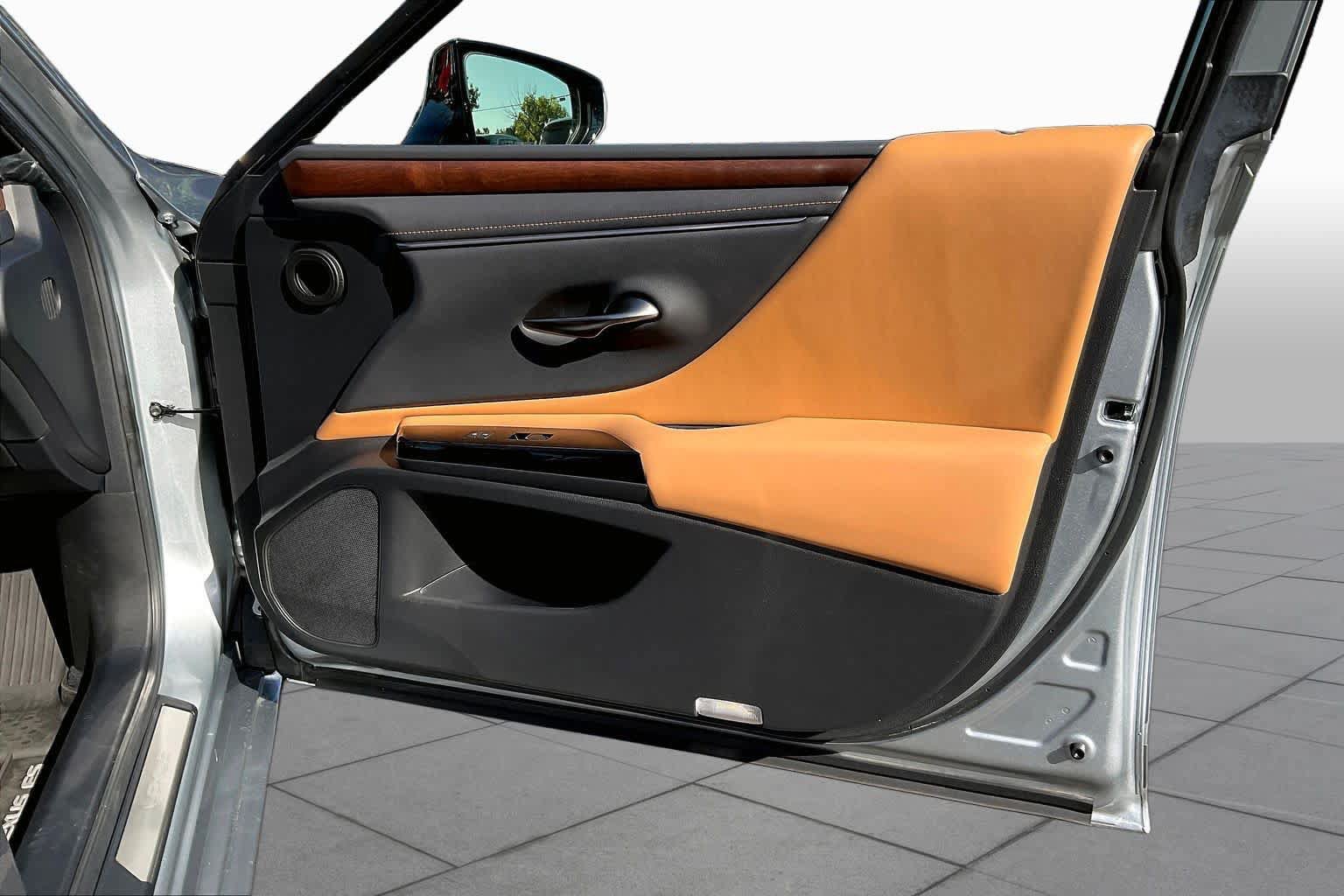 Used 2025 Lexus ES 300h w/ Premium Package FWD image 22