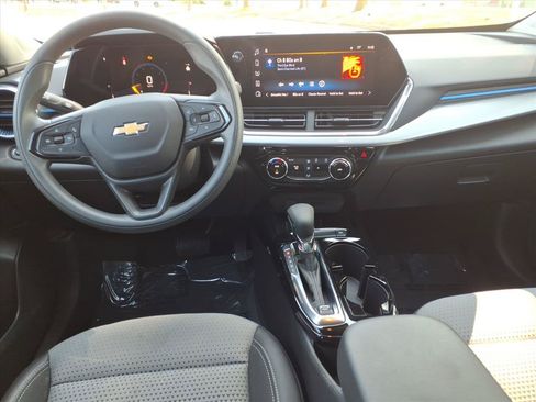 Used 2025 Chevrolet Trax LT FWD image 9