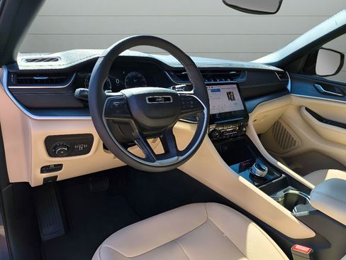 Used 2024 Jeep Grand Cherokee L Limited w/ Black Appearance Package image 17