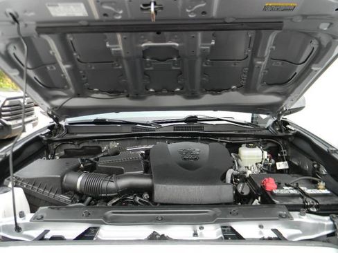 Used 2021 Toyota Tacoma TRD Off-Road AWD/4WD image 10