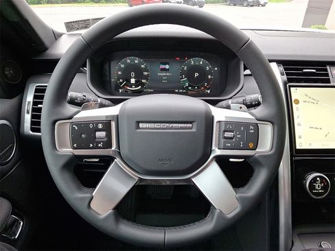 New 2025 Land Rover Discovery S image 15
