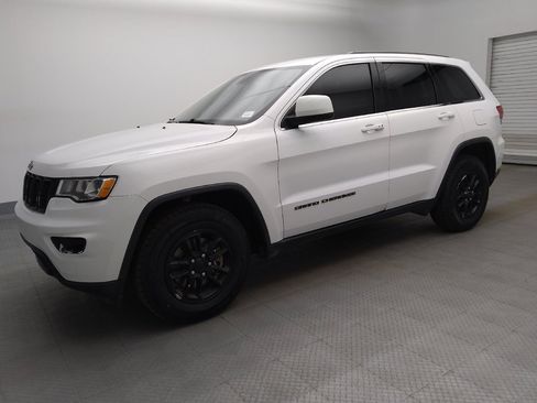 Used 2018 Jeep Grand Cherokee Laredo RWD image 2