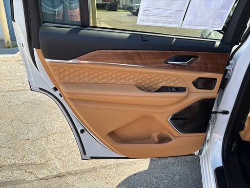 Used 2025 Jeep Grand Cherokee L Summit image 23