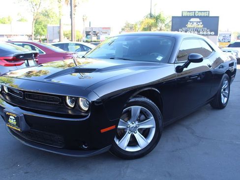 Used 2016 Dodge Challenger SXT image 2