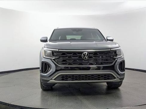 Used 2024 Volkswagen Atlas Cross Sport SE w/ Panoramic Sunroof Package FWD image 12