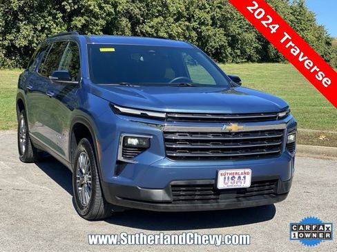 Used 2024 Chevrolet Traverse LT w/ Trailering Package image 1