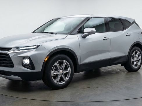 Used 2025 Chevrolet Blazer LT image 3