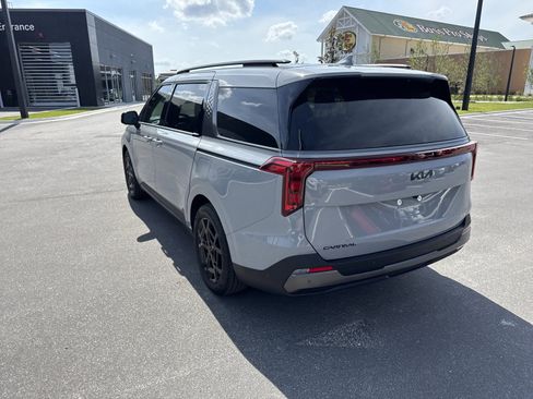 Used 2025 Kia Carnival SX FWD image 3