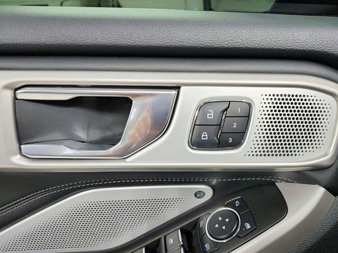Used 2024 Ford Explorer Limited w/ Limited Technology Package image 30