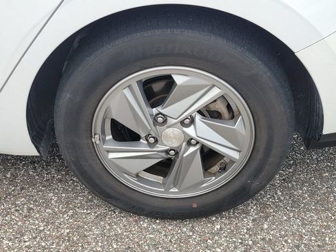 Used 2024 Hyundai Elantra SE FWD image 5