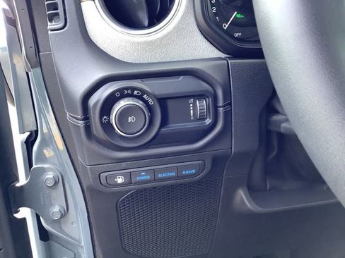 Used 2025 Jeep Wrangler Unlimited Sahara AWD/4WD image 15