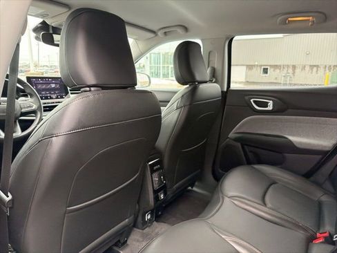 Used 2022 Jeep Compass Latitude image 32