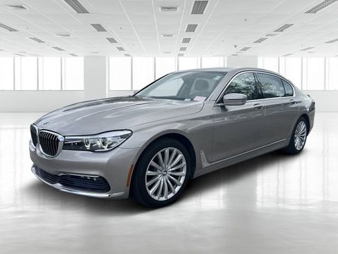 Used 2017 BMW 740i image 8
