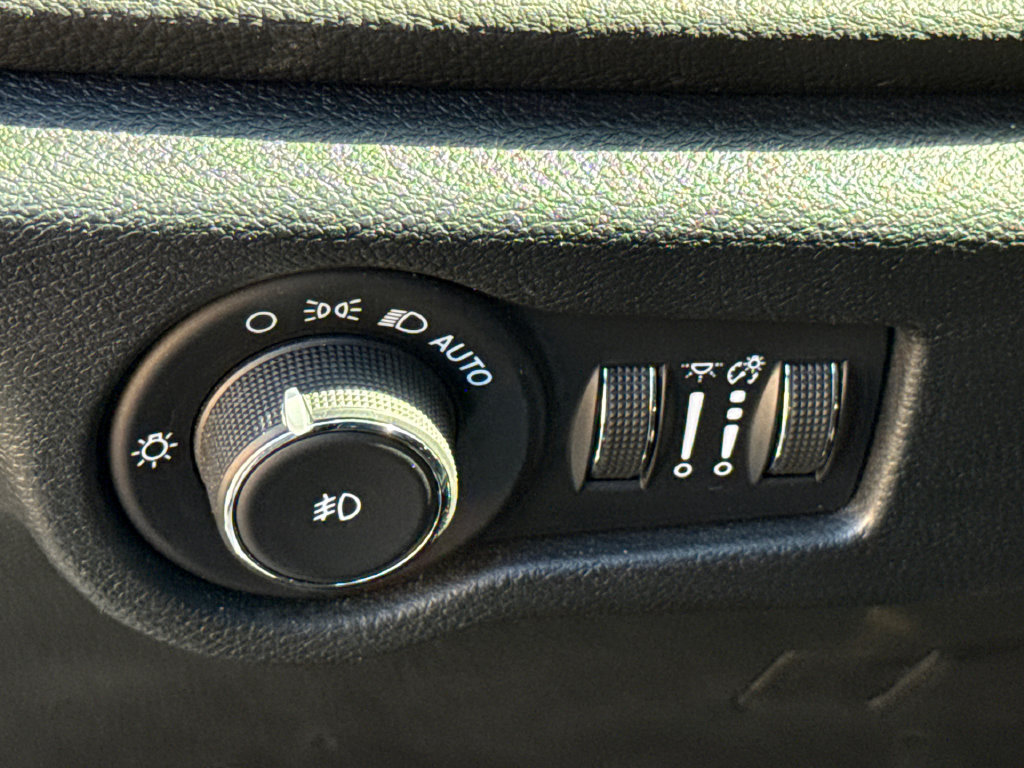 Used 2025 Chrysler Pacifica Limited FWD image 22