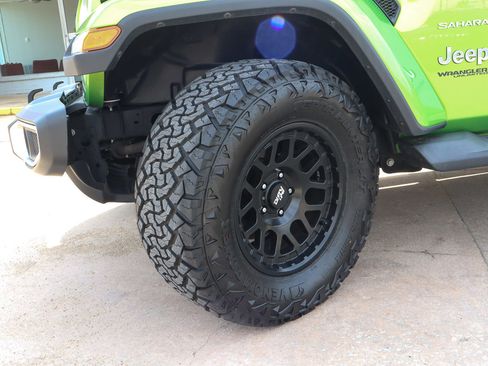 Used 2019 Jeep Wrangler Unlimited Sahara AWD/4WD image 18