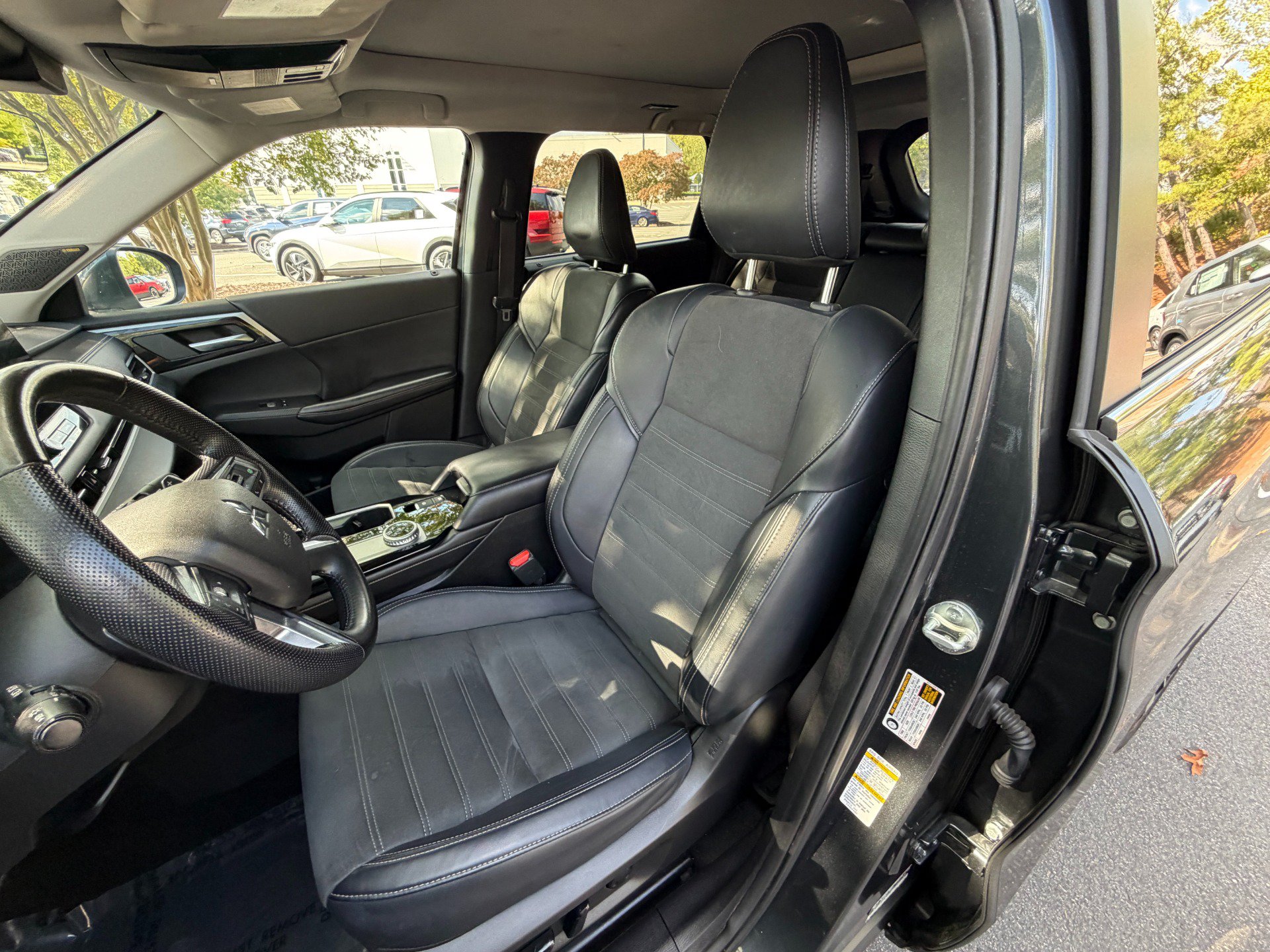 Used 2025 Mitsubishi Outlander SE FWD image 29