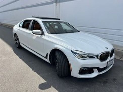 Used 2018 BMW 750i image 1