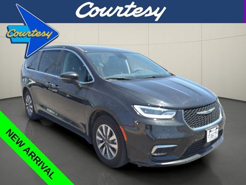 Used 2023 Chrysler Pacifica Touring-L FWD image 1