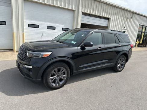 Used 2022 Ford Explorer XLT w/ Equipment Group 202A AWD/4WD image 13