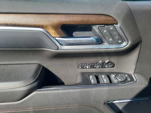 Used 2025 Chevrolet Silverado 1500 High Country w/ High Country Premium Package AWD/4WD image 29