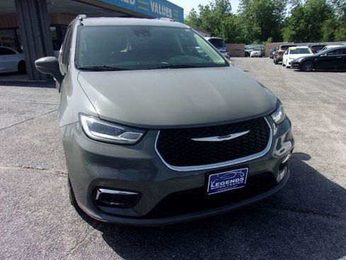 Used 2022 Chrysler Pacifica Touring-L FWD image 2