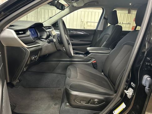 Certified 2023 Jeep Grand Cherokee Laredo w/ Luxury Tech Group I image 13