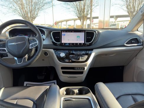 Used 2023 Chrysler Pacifica Touring-L image 11