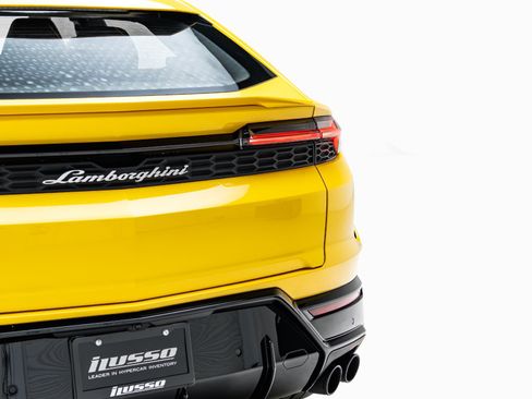Used 2025 Lamborghini Urus SE AWD/4WD image 33