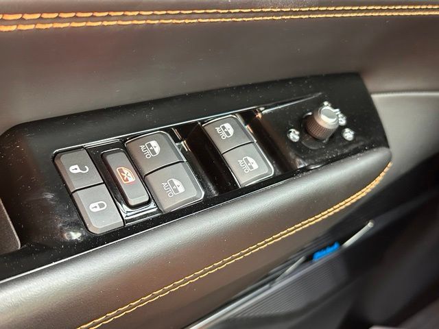 Used 2023 Jeep Grand Wagoneer Series III AWD/4WD image 18
