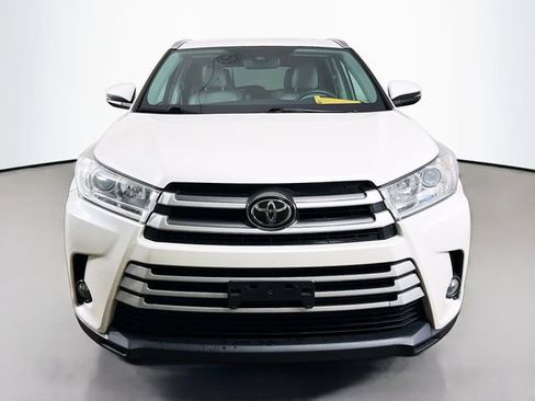 Used 2019 Toyota Highlander XLE image 2