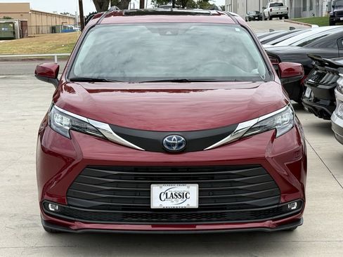 Used 2025 Toyota Sienna XLE w/ XLE Plus Package FWD image 7