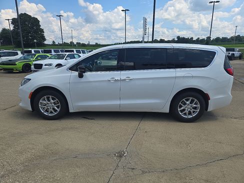 New 2026 Chrysler Voyager LX image 2