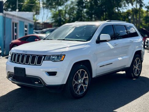 Used 2018 Jeep Grand Cherokee Limited AWD/4WD image 4