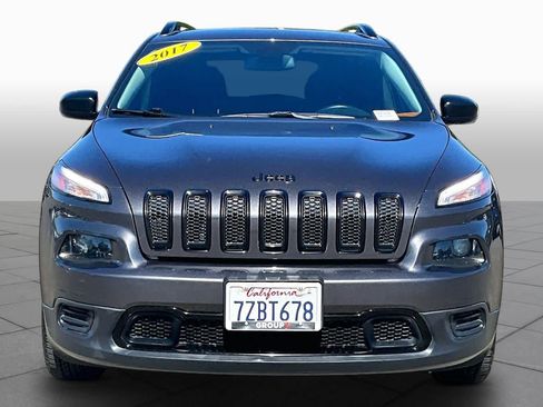Used 2017 Jeep Cherokee Sport FWD image 3