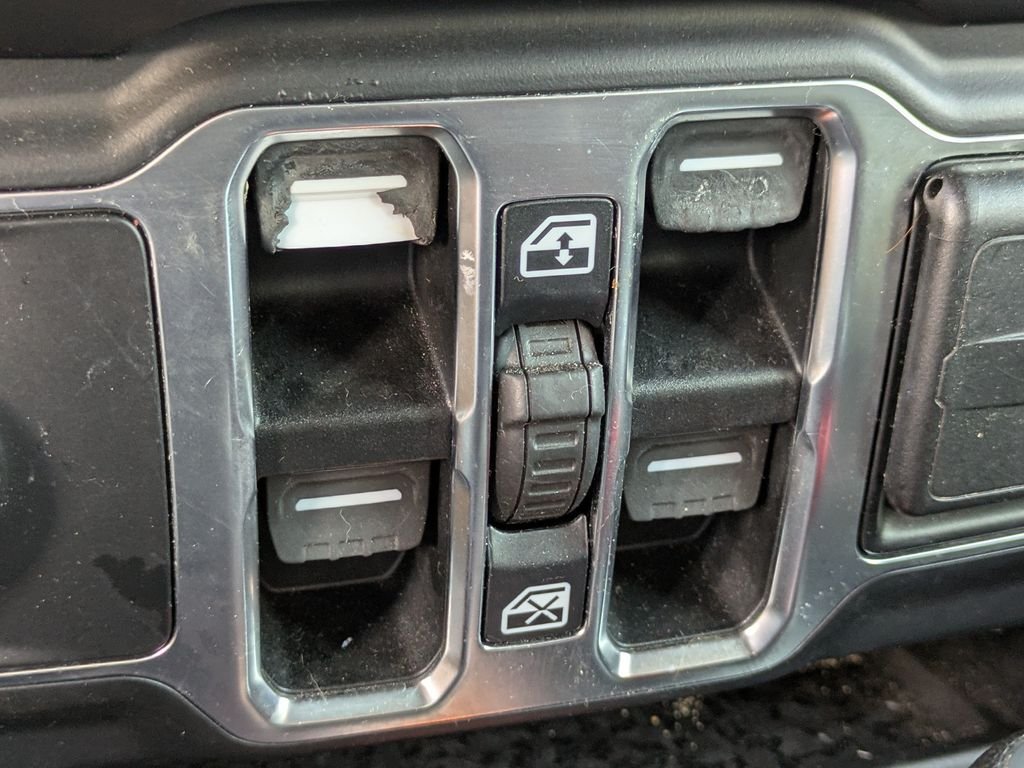Used 2018 Jeep Wrangler Unlimited Sahara AWD/4WD image 22
