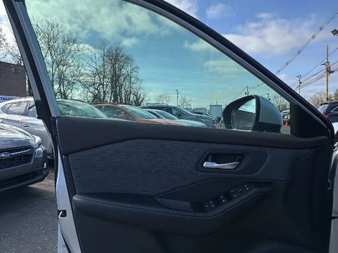 Used 2023 Nissan Rogue SV image 9